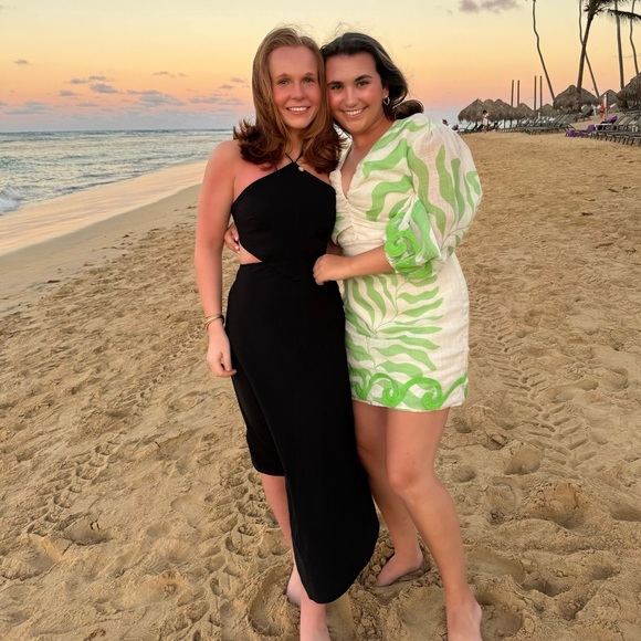 Meet your Posher, Caroline - Picture 1 of 2